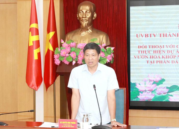 Phó Chủ tịch UBND phường Ô Chợ Dừa Nguyễn Đình Phương phát biểu tại buổi đối thoại. Ảnh: Hồng Thái