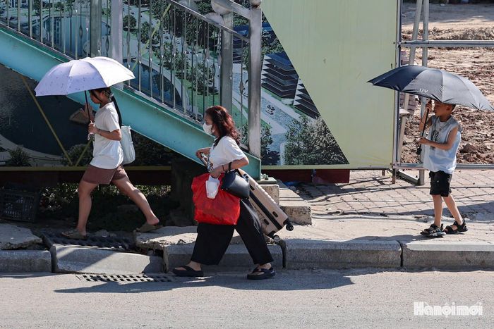 Người dân tay xách, nách mang đồ đạc trở lại thành phố chuẩn bị cho ngày làm việc đầu tiên.