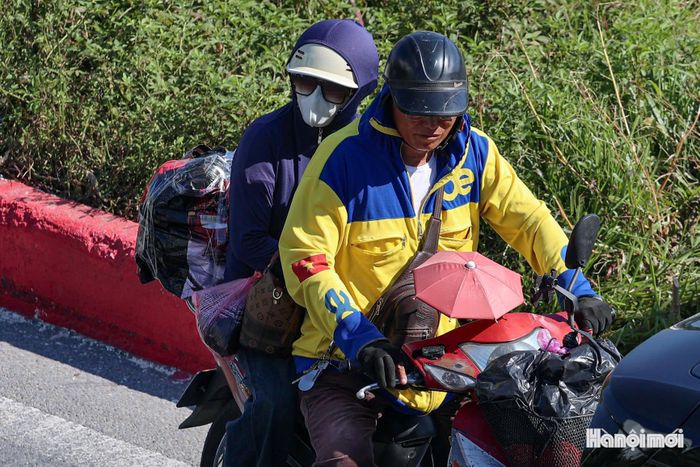 Trên các tuyến đường cửa ngõ, hình ảnh người dân chở theo hành lý, đồ dùng cá nhân cho thấy nhịp sống của thành phố đang dần trở lại sau những ngày nghỉ.