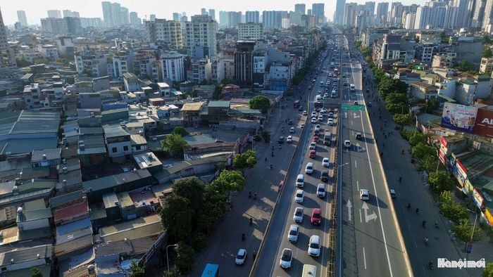 Dòng xe nối đuôi nhau, đặc biệt tại những khu vực tiếp cận các nút giao và tuyến đường dẫn vào nội đô.