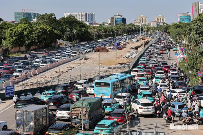 Đường lên cầu Vĩnh Tuy, khu vực Cổ Linh, Đàm Quang Trung… phương tiện nối đuôi nhau thành những hàng dài. Đây là các tuyến đường có lưu lượng phương tiện lớn, đặc biệt trong những ngày người dân đồng loạt trở lại Hà Nội sau kỳ nghỉ dài.