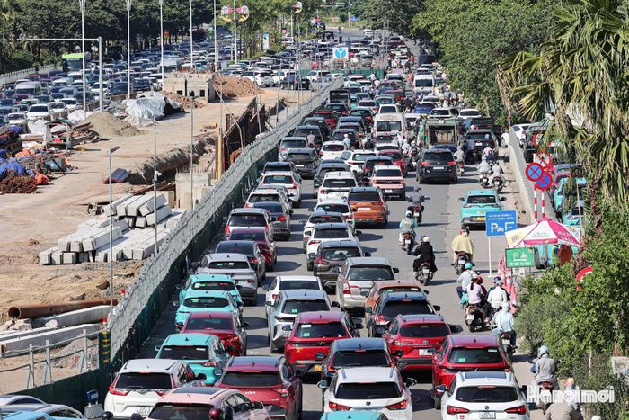 Dòng xe nối đuôi nhau di chuyển chậm khu vực đường Đàm Quang Trung.