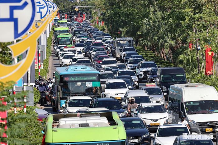 Các tuyến cửa ngõ thường xuyên chịu áp lực giao thông khi người dân đồng loạt trở về Hà Nội trong cùng khoảng thời gian.