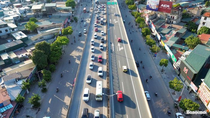 Xế chiều, lượng người và phương tiện tham gia giao thông càng tăng mạnh.