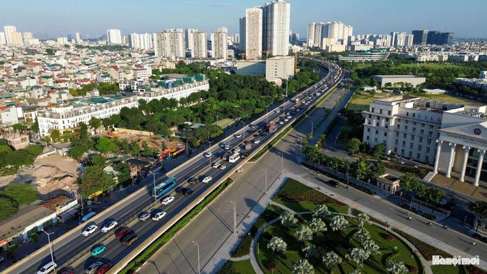Không chỉ tại đường Cổ Linh, tuyến Vành đai 3 trên cao theo hướng vào trung tâm Hà Nội cũng ghi nhận lượng phương tiện lớn.