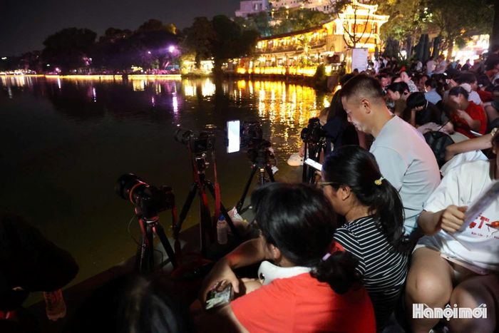Nhiều tay máy sẵn sàng ghi lại màn pháo hoa tuyệt đẹp trên bầu trời Hà Nội.