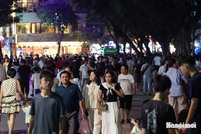Dòng người không ngừng đổ về khu vực hồ Hoàn Kiếm để xem pháo hoa.