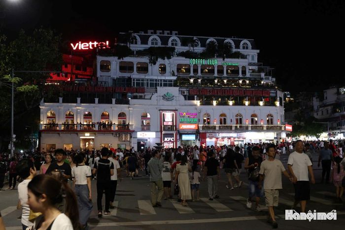 Gần 20h, rất đông người dân đã có mặt tại khu vực hồ Hoàn Kiếm chờ xem pháo hoa.