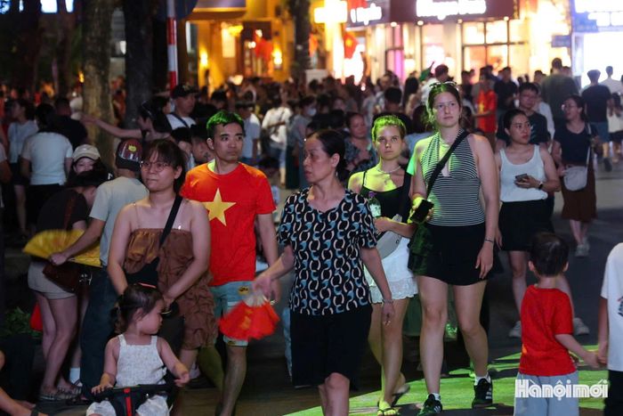 "Màn pháo hoa tối nay không chỉ tạo bầu không khí vui tươi, phấn khởi mà còn đánh dấu mốc son quan trọng của đất nước ta", chị Hoa chia sẻ thêm