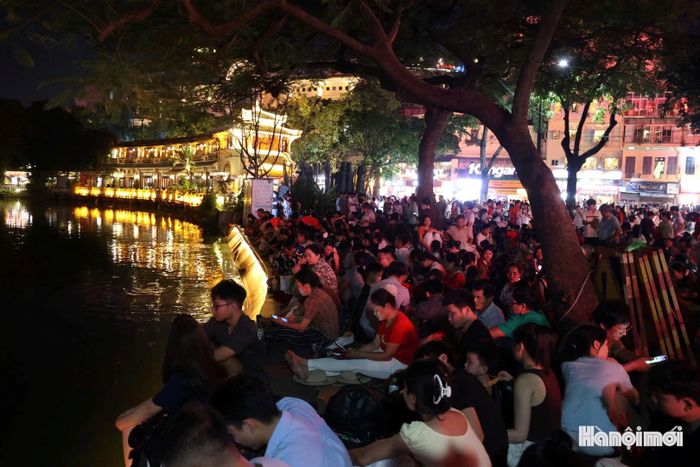 Khu vực ven hồ chật cứng người dân.