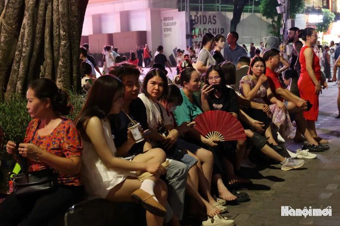 Chị Nguyễn Quỳnh Hoa (phường Long Biên) chia sẻ: "Tôi đến đây từ 19h để có chỗ xem pháo hoa đẹp nhất. Tôi cũng như mọi người dân đều rất vui, phấn khởi khi được xem pháo hoa vào Tết độc lập".
