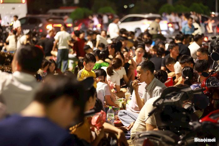 Anh Nguyễn Văn Tuấn (phường Từ Liêm) chia sẻ: "Nhà gần, tôi ra đây chọn chỗ đẹp để xem pháo hoa. Pháo hoa bắn sớm nên cả gia đình tôi mới có cơ hội được xem cùng nhau".