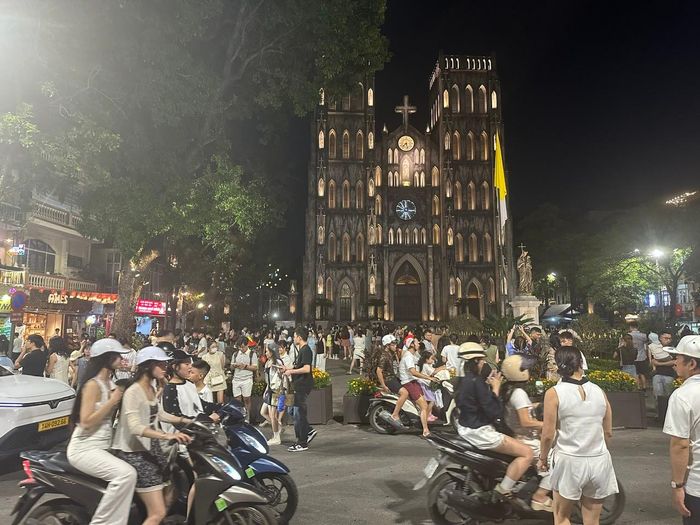 Khu vực Nhà thờ Lớn đông người từ sớm. Ảnh: Hoàng Quyên