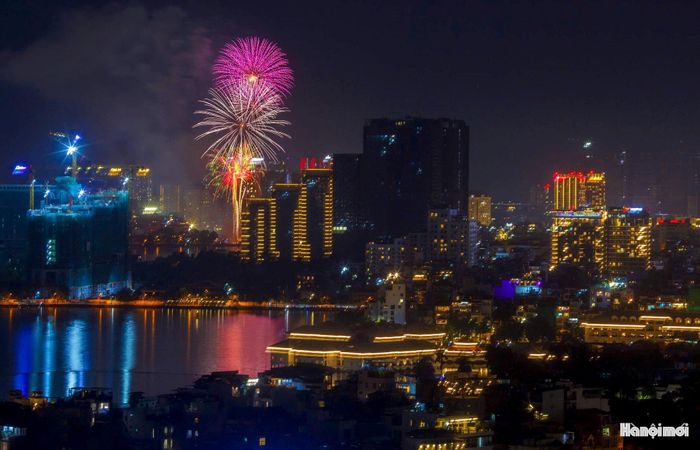 Những chùm pháo hoa khổng lồ rực sáng trên nền trời Hồ Tây, mở màn cho đêm hội ánh sáng Quốc khánh.