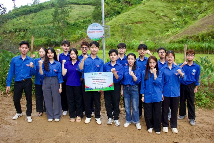 Sinh viên Học viện Tài chính tình nguyện tại vùng cao. Ảnh: HVTC.