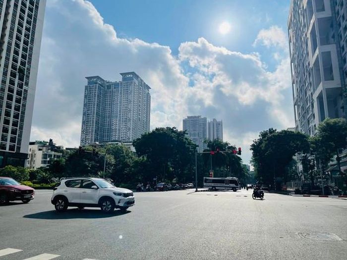 Theo dự báo thời tiết, Thủ đô Hà Nội là khu vực nắng nóng nhất miền Bắc. Ảnh: T.H