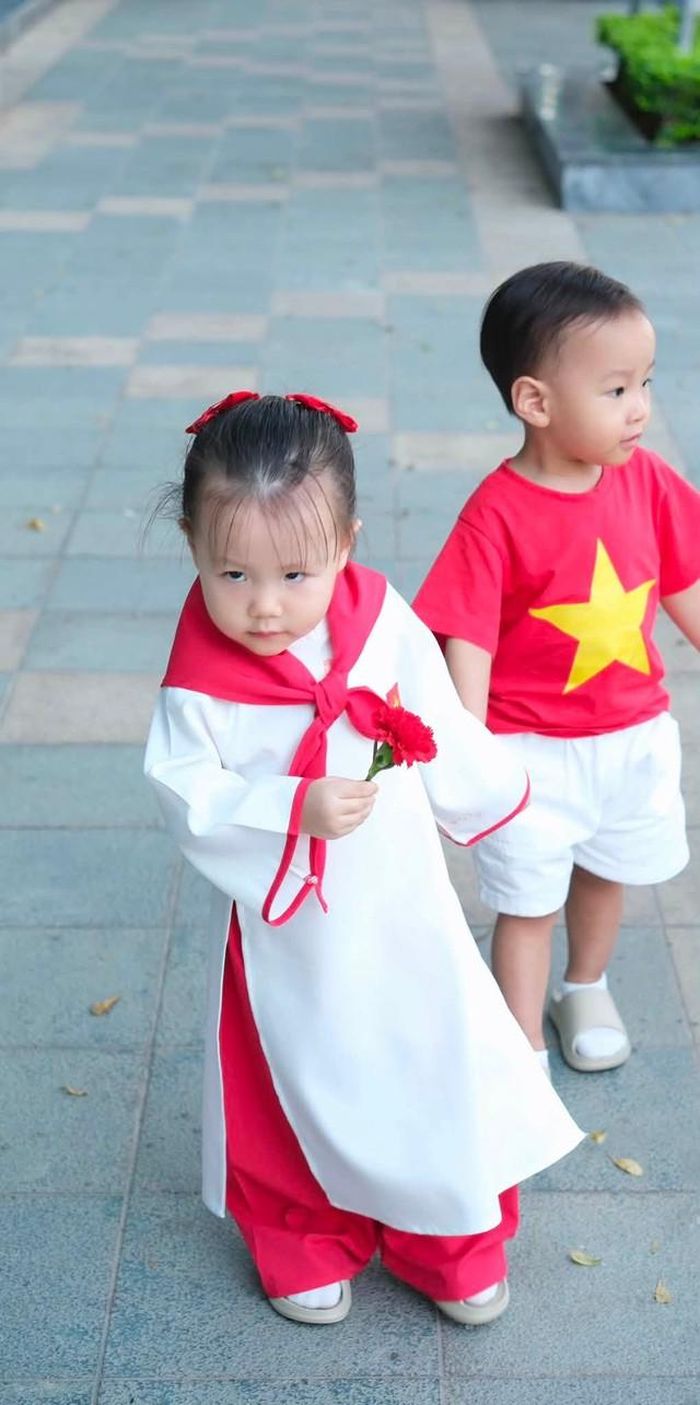 Theo Phương Oanh, cô con gái nhỏ ngọt ngào, ngộ nghĩnh nhưng lại khá hay dỗi, trong khi cậu con trai có vẻ ngoài lạnh lùng, khó tính nhưng lại chẳng biết dỗi là gì.