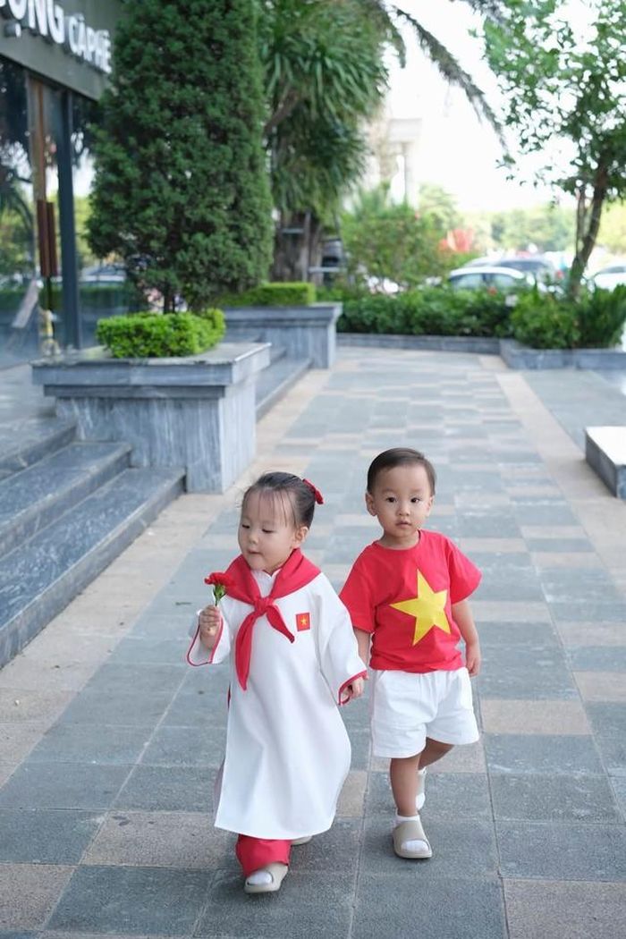 Phương Oanh gửi lời cảm ơn đến ông bà, cô dì, chú bác đã luôn yêu thương hai con. Nữ diễn viên hài hước cho biết hai anh em sinh cùng ngày, cùng tháng, cùng năm, thậm chí cùng giờ nhưng lại có tính cách như thuộc về hai thế giới khác nhau. 