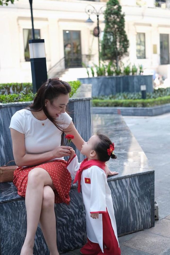 Thời gian gần đây sau những sóng gió về cuộc sống gia đình, Phương Oanh hiện đã tích cực chia sẻ hình ảnh bản thân và 2 con trên trang cá nhân. Theo đó, cô quay video cùng cặp song sinh Jimmy - Jenny cùng mẹ vào bếp học làm bánh trôi, bánh chay.