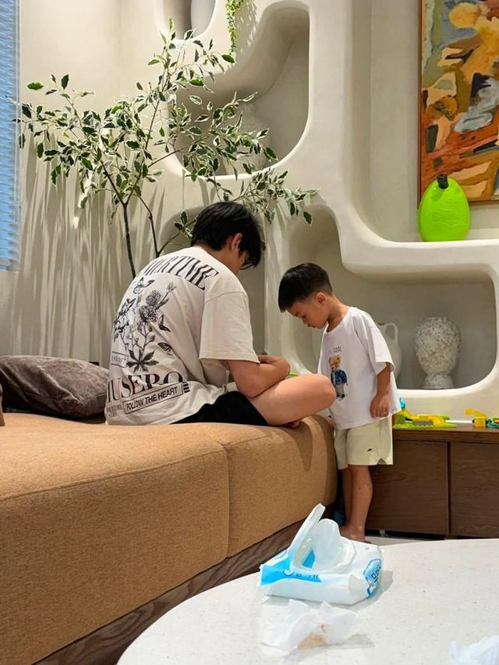 Không chỉ quan tâm đến chuyện học tập, Cường Đô la còn sớm cho con trai làm quen với môi trường công việc. Năm 2025, nam doanh nhân chia sẻ Subeo có thời gian thực tập tại công ty gia đình, trải nghiệm nhiều vị trí khác nhau như kinh doanh, chăm sóc khách hàng, giao hàng và công việc tại nhà hàng.