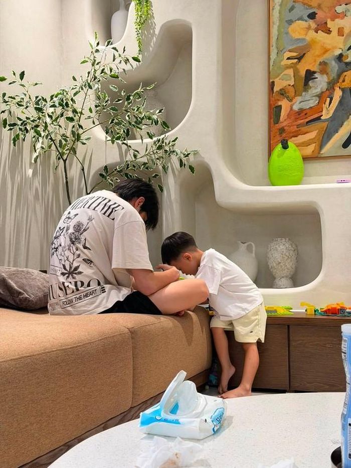 Subeo sinh năm 2010, là con trai của Cường Đô la và ca sĩ Hồ Ngọc Hà. Sau khi bố mẹ chia tay, cậu bé vẫn giữ mối quan hệ thân thiết với cả hai bên gia đình. Ở tuổi 16, Subeo đã có nhiều thay đổi về ngoại hình. Cậu được nhận xét cao lớn, sở hữu nhiều nét giống bố và đôi chân dài thừa hưởng từ mẹ. Những hình ảnh gần đây cho thấy Subeo đã ra dáng một thanh niên, khác hẳn vẻ ngoài của cậu bé năm nào.