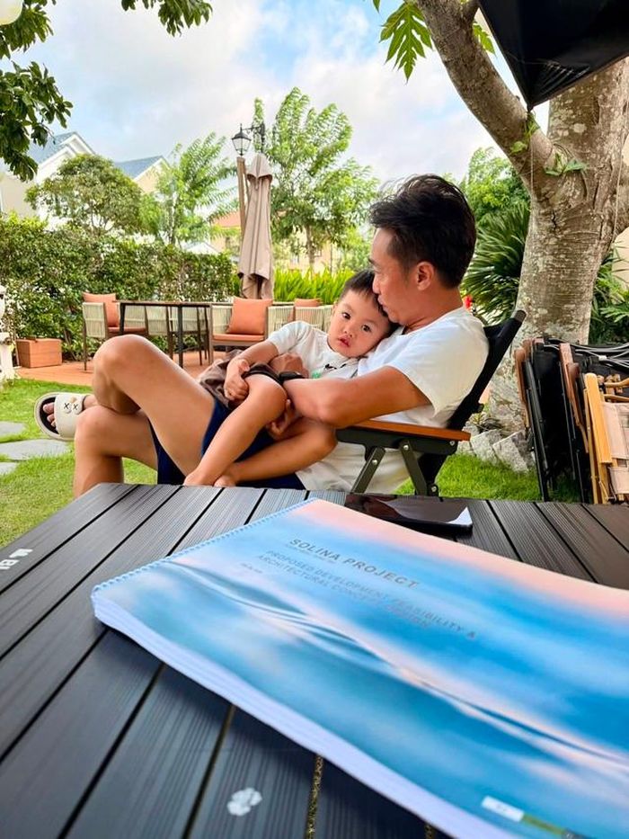 Sutin là con út của Cường Đô la và Đàm Thu Trang, sinh năm 2023. So với anh trai và chị gái, Sutin vẫn còn nhỏ nên thường xuất hiện với hình ảnh một cậu bé tinh nghịch, nhiều biểu cảm và kháu khỉnh. Cậu út được nhận xét có nhiều nét giống bố. Trong những hình ảnh được gia đình chia sẻ, Sutin thường gây chú ý bởi vẻ ngoài đáng yêu và tính cách hướng ngoại. Đàm Thu Trang từng chia sẻ những nét tính cách khác biệt giữa hai con, trong đó Sutin được nhận xét là cậu bé thích giao tiếp và thích đi chơi.