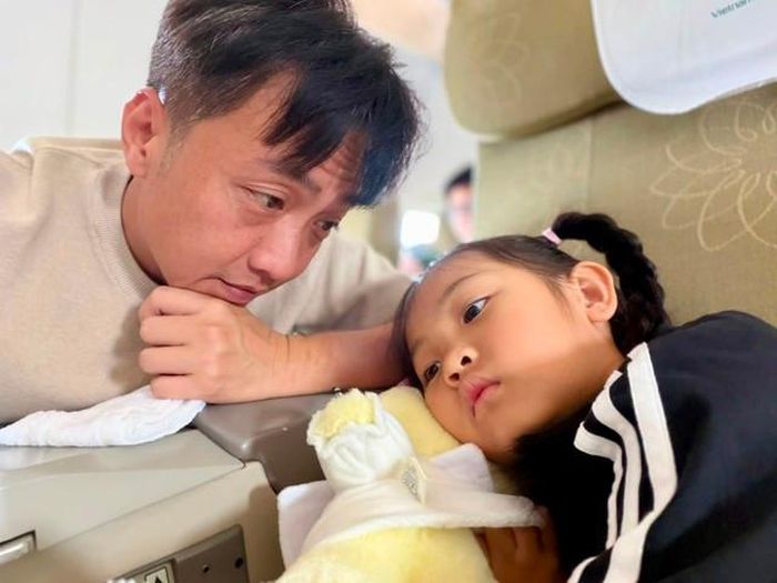 Cường Đô la nhiều lần chia sẻ hình ảnh chơi đùa cùng con gái. Những khoảnh khắc ông bố doanh nhân để Suchin vui chơi, nghịch ngợm hay cùng con tham gia các hoạt động đời thường khiến hình ảnh của anh trở nên gần gũi hơn.