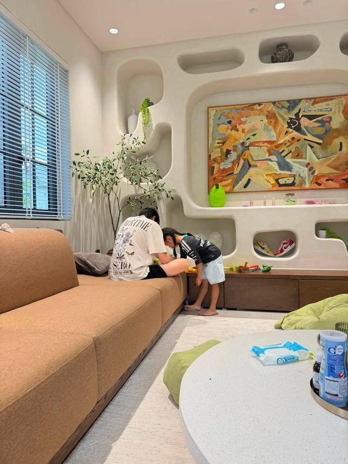 Cô bé thường xuyên xuất hiện trong những khoảnh khắc đời thường của gia đình với vẻ ngoài đáng yêu, tính cách hồn nhiên.