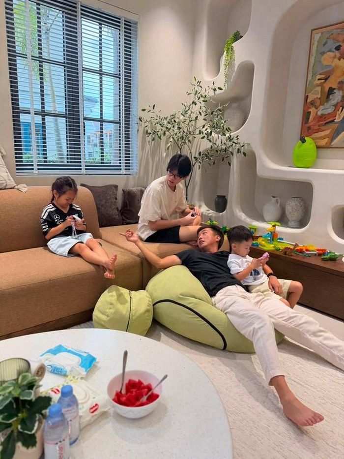 Cường Đô la có ba người con là Subeo, Suchin và Sutin. Nếu cậu cả ngày càng trưởng thành, kín tiếng thì hai nhóc tỳ của nam doanh nhân lại thường xuyên xuất hiện trong những khoảnh khắc đời thường được bố mẹ chia sẻ. Ba đứa trẻ có hoàn cảnh và độ tuổi khác nhau nhưng đều nhận được sự quan tâm từ bố. Cường Đô la cũng nhiều lần cho thấy anh cố gắng dành thời gian riêng cho từng con, thay vì chỉ quây quần trong những dịp đặc biệt.