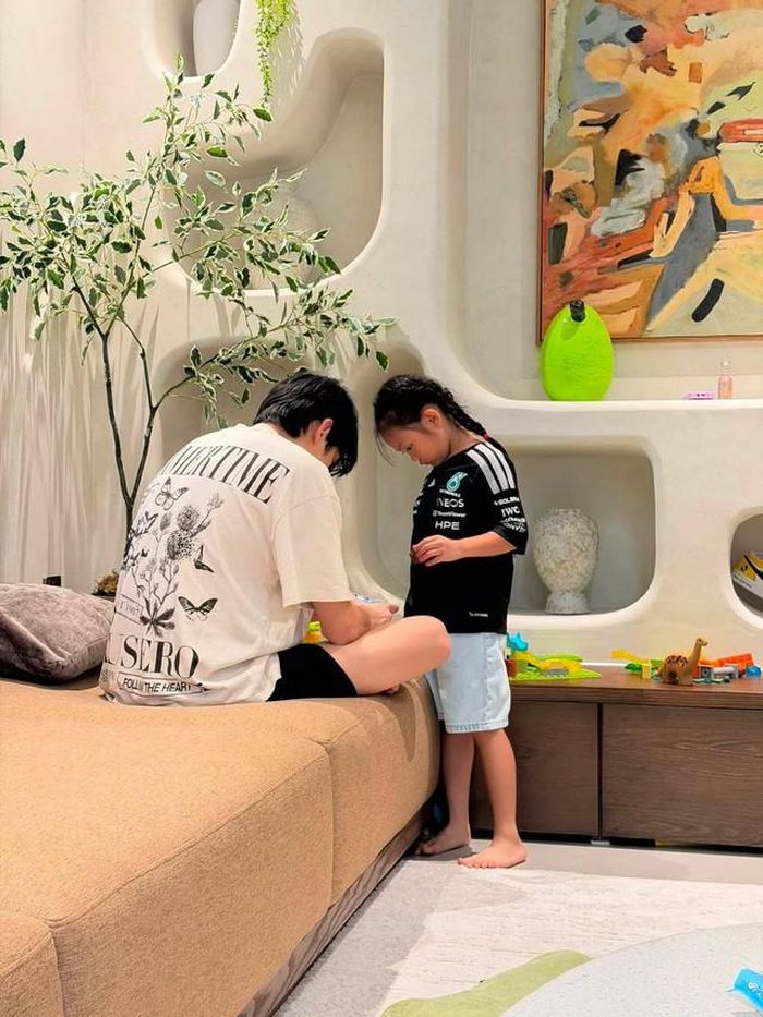 Nếu Subeo ngày càng kín tiếng thì Suchin lại là gương mặt quen thuộc trên trang cá nhân của Cường Đô la và Đàm Thu Trang. Suchin sinh năm 2020, là con gái đầu lòng của Cường Đô la và Đàm Thu Trang. 