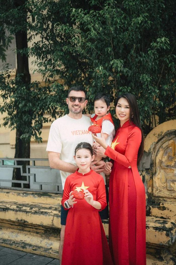 Sau một thập kỷ về chung một nhà, siêu mẫu Hà Anh và ông xã người Anh Olly Dowden vẫn duy trì cuộc sống gia đình bền chặt, trong đó sự tôn trọng, thấu hiểu và đồng hành được xem là những yếu tố quan trọng giúp cả hai giữ gìn hạnh phúc.
