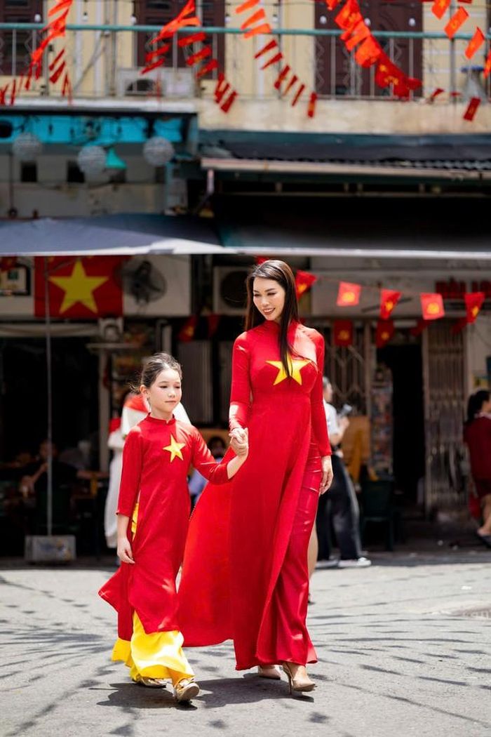 Nữ siêu mẫu chia sẻ khoảnh khắc đẹp với dòng viết ý nghĩa: "Mẹ và con đi giữa hòa bình".