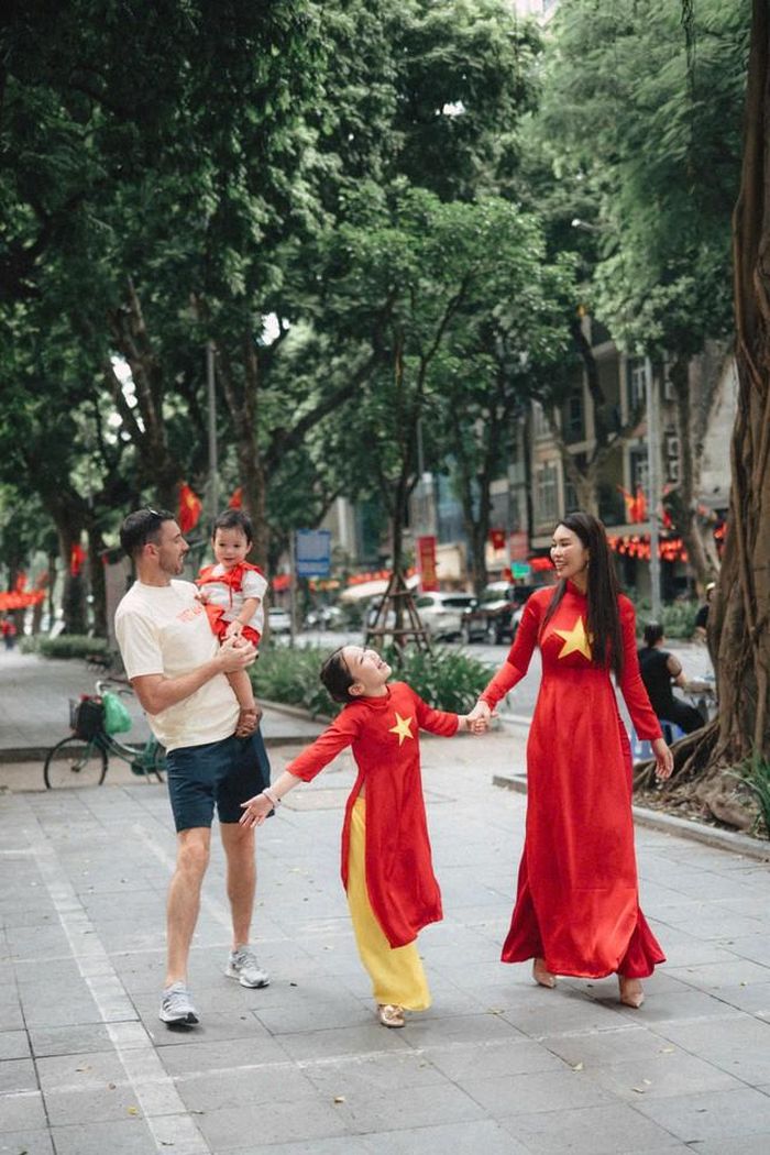 Không chỉ có hai mẹ con, nữ siêu mẫu còn khoe chồng và con trai. Trong ảnh, cả gia đình hạnh phúc bên nhau trong ngày Quốc khánh.