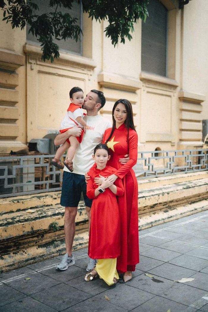 Trải qua 10 năm hôn nhân, Hà Anh cho biết điều khiến cô hạnh phúc và tự hào nhất là hai vợ chồng đã cùng nhau xây dựng được một mái ấm với hai con. Từ những ngày đầu còn trẻ, cả hai đã mong muốn có một gia đình riêng, nhưng chỉ khi thực sự trở thành cha mẹ, họ mới cảm nhận rõ những thay đổi mà con cái mang đến.