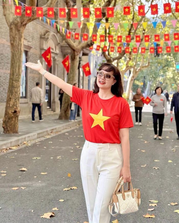 Vân Dung đăng tải hình ảnh mới trên trang cá nhân nhân dịp lễ Quốc khánh 2/9. Nữ nghệ sĩ diện áo phông đỏ in ngôi sao vàng, kết hợp quần trắng, tạo diện mạo trẻ trung và nổi bật giữa không gian được trang trí với nhiều lá cờ Việt Nam.
