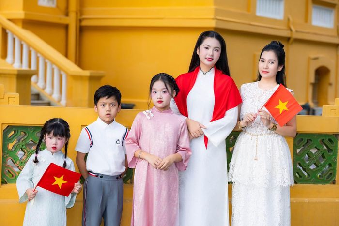 MC Thanh Mai gây chú ý khi đưa các con đi chụp bộ ảnh "2/9 – Tết độc lập - Dáng hình đất nước". Trong bộ ảnh, nữ MC và các con đồng điệu khi diện áo trắng, áo dài truyền thống và cầm cờ đỏ sao vàng.