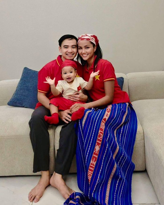 Vợ chồng Hoa hậu H'Hen Niê - nhiếp ảnh gia Tuấn Khôi cùng con gái Harley diện tông đỏ chủ đạo chào mừng Quốc khánh. "May mắn và trân quý biết bao khi được sống hạnh phúc dưới bầu trời của độc lập. Ngàn lần biết ơn nền hòa bình hôm nay", H'Hen Niê chia sẻ.
