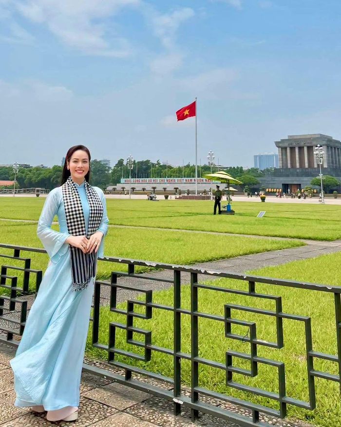 Nhật Kim Anh đăng tải hình ảnh ở quảng trường Ba Đình lịch sử kèm trạng thái: "Lễ Quốc Khánh 2/9. Chúc cả nhà có kỳ nghỉ lễ thật vui và hạnh phúc bên gia đình".