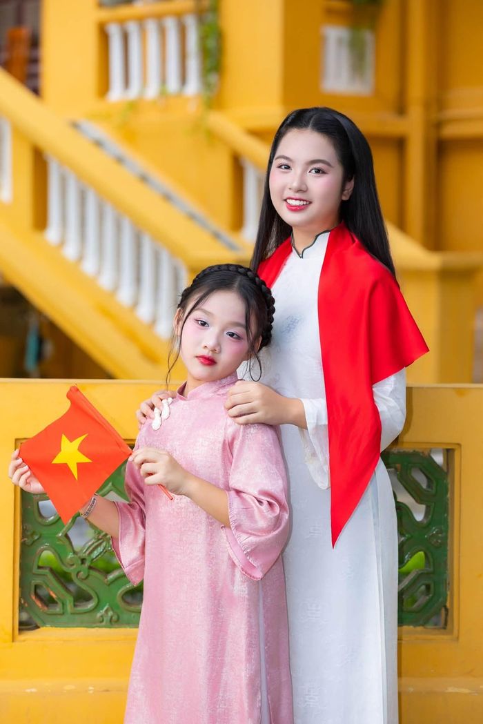 MC Thanh Mai chia sẻ: "81 năm kể từ mùa thu lịch sử 1945, hai tiếng “Độc lập” đã trở thành điều thiêng liêng được viết nên bằng biết bao hy sinh, mất mát của những thế hệ đi trước.Để hôm nay, chúng ta được sống giữa hòa bình.Được đưa con đến trường mỗi sớm.Được làm công việc mình yêu.Được đi trên những con đường rợp sắc cờ đỏ và bình yên gọi hai tiếng Việt Nam. Tết Độc lập 2/9, biết ơn quá khứ, trân trọng bình yên và tự hào được là một người con của đất Việt!"
