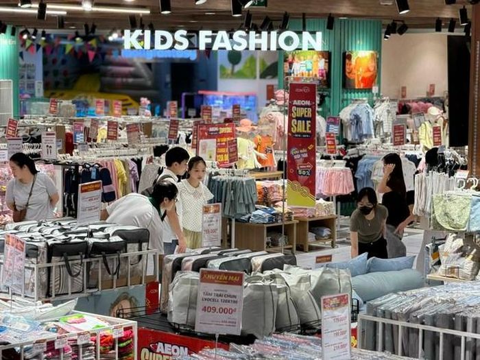 Nhiều phụ huynh và học sinh đi tìm mua đồ dùng học tập để chào đón năm học mới 2026 - 2027.