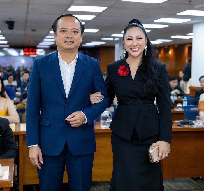 Phi Thanh Vân tiết lộ tình yêu hiện tại với bạn trai doanh nhân Chí Phú. "Tôi nghĩ mỗi người đều có một vùng riêng tư cần được tôn trọng. Tôi có thể chia sẻ những giá trị mà tôi trân trọng ở người bạn đời của mình, nhưng tôi không muốn biến quá khứ của anh ấy thành một câu chuyện để công chúng bàn luận", nữ diễn viên chia sẻ.