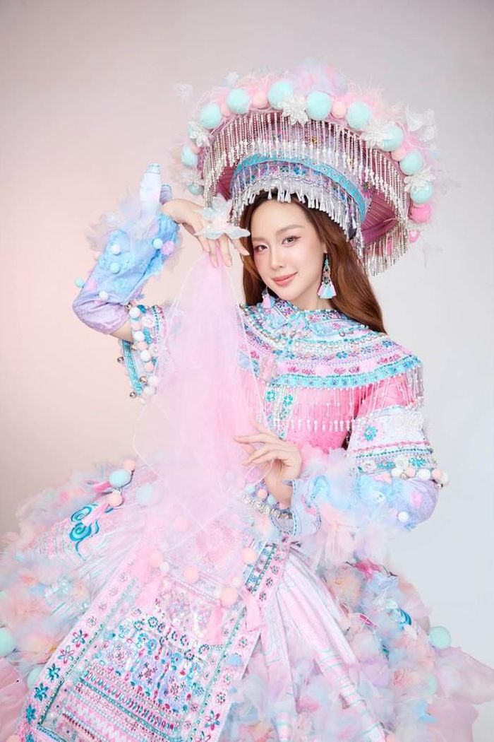 Lê Nguyễn Bảo Ngọc chia sẻ hình ảnh háo hức cho sự kiện Dances of the World tại Miss World 2026 diễn ra vào tối 2/9. Bảo Ngọc tiết lộ, cô sẽ xuất hiện cùng trang phục "Lưng trời vương nắng" của NTK Bùi Thế Bảo và Nguyễn Nguyên Bảo, mang theo một chút Tây Bắc, một chút sắc màu Việt Nam và thật nhiều niềm tự hào.