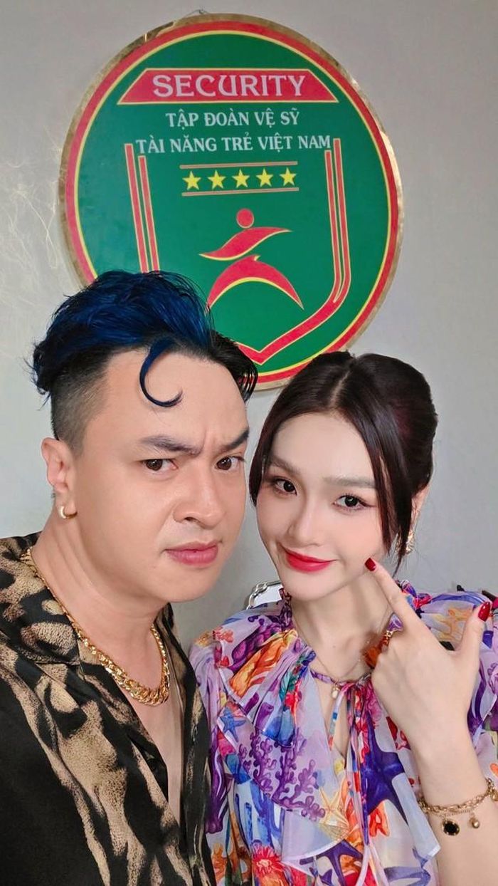 Diễn viên Lý Chí Huy khiến khán giả thích thú khi chia sẻ hình ảnh hậu trường phim "Mùa hè năm ấy" cùng với nữ diễn viên Cù Thị Trà. Hai diễn viên từng góp mặt trong nhiều dự án phim chung, song đây là lần đầu tiên vào vai cặp vợ chồng.