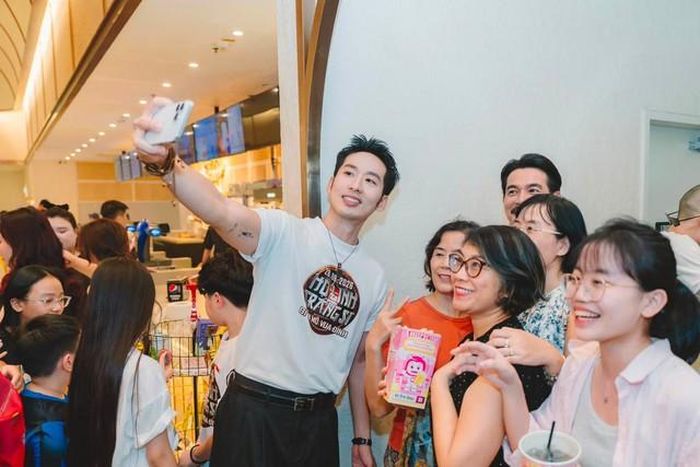 Diễn viên Tuấn Trần chia sẻ khoảnh khắc vui tươi khi chụp ảnh cùng người hâm mộ tại Hà Nội nhân sự kiện giao lưu giữa ê-kíp phim "Hộ linh tráng sĩ" và khán giả.