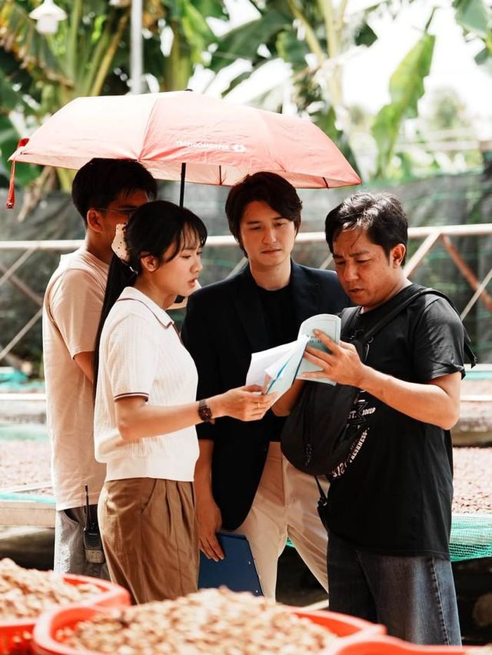 Trong phim "Phù sa", Huỳnh Anh vào vai Nghiệm - một doanh nhân trẻ thành đạt, luôn tìm cách giúp đỡ người dân vùng quê nghèo ở nơi thường xuyên chịu ảnh hưởng bởi tình trạng sạt lở đất ven sông.