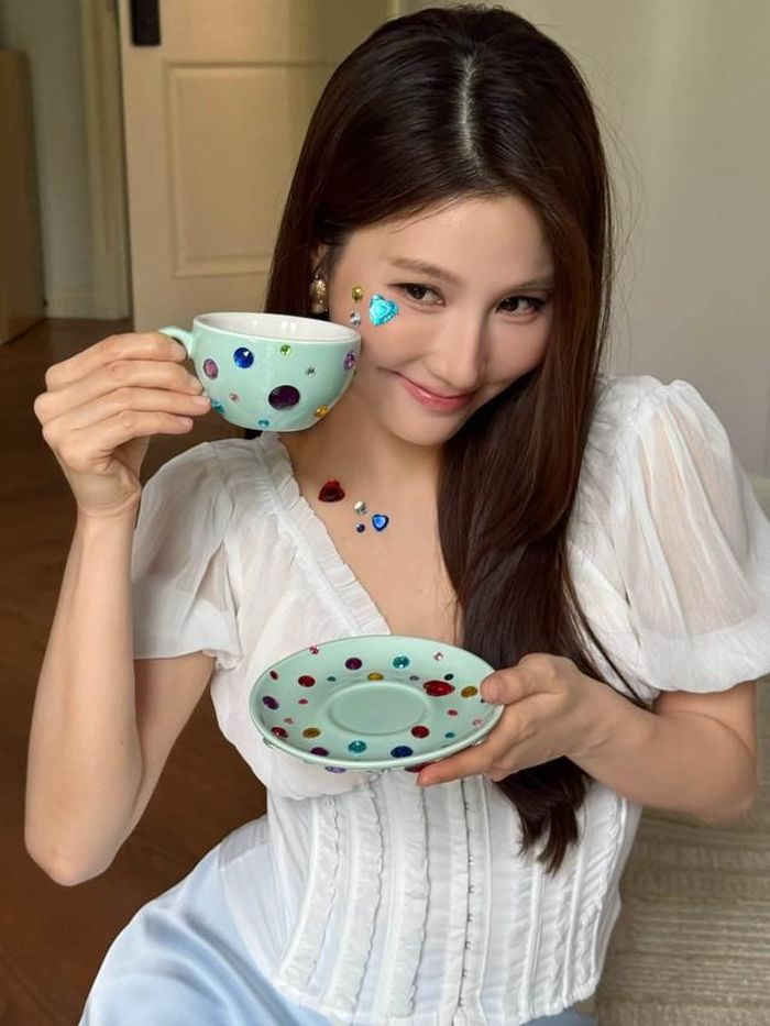 Những hình ảnh vui tươi, tràn ngập năng lượng của Diễm My 9X nhận về những lời khen ngợi vẻ đẹp ngày càng đằm thắm, ngọt ngào của nữ diễn viên.