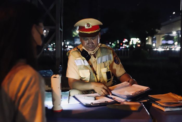 Dịp nghỉ lễ, một bộ phận thanh thiếu niên vẫn vi phạm, phổ biến là không đội mũ bảo hiểm. Lực lượng chức năng tăng cường xử lý để răn đe, hình thành thói quen chấp hành. (Ảnh Thành Long)