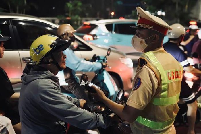 Trong dịp lễ, công tác kiểm tra, xử lý vi phạm nồng độ cồn được tăng cường, qua đó góp phần hình thành thói quen đã uống rượu, bia thì không lái xe ở người dân. (Ảnh Thành Long)