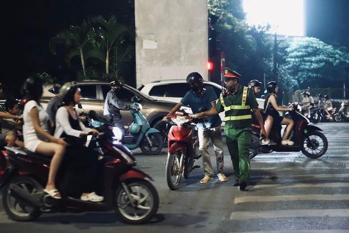 Lực lượng Công an phường phối hợp với Đội CSGT đường bộ số 7 tăng cường tuần tra, kiểm soát, xử lý các hành vi vi phạm trật tự, an toàn giao thông trên địa bàn trong dịp nghỉ lễ 2/9. (Ảnh Thành Long)