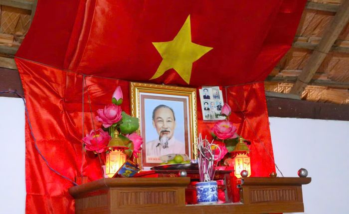 Bàn thờ Bác Hồ được người dân Làng Sen gìn giữ trong mỗi nếp nhà. Ảnh: Song Hoàng.